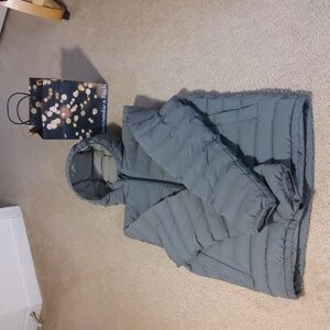 ❄ Abercrombie Men's down puffer. Size medium. GRAY